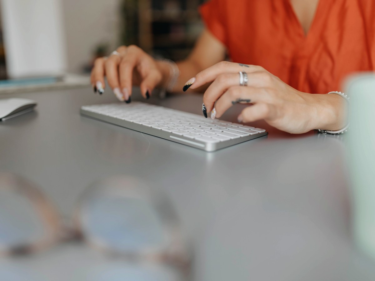 Frau Tastatur schreiben PC Arbeit