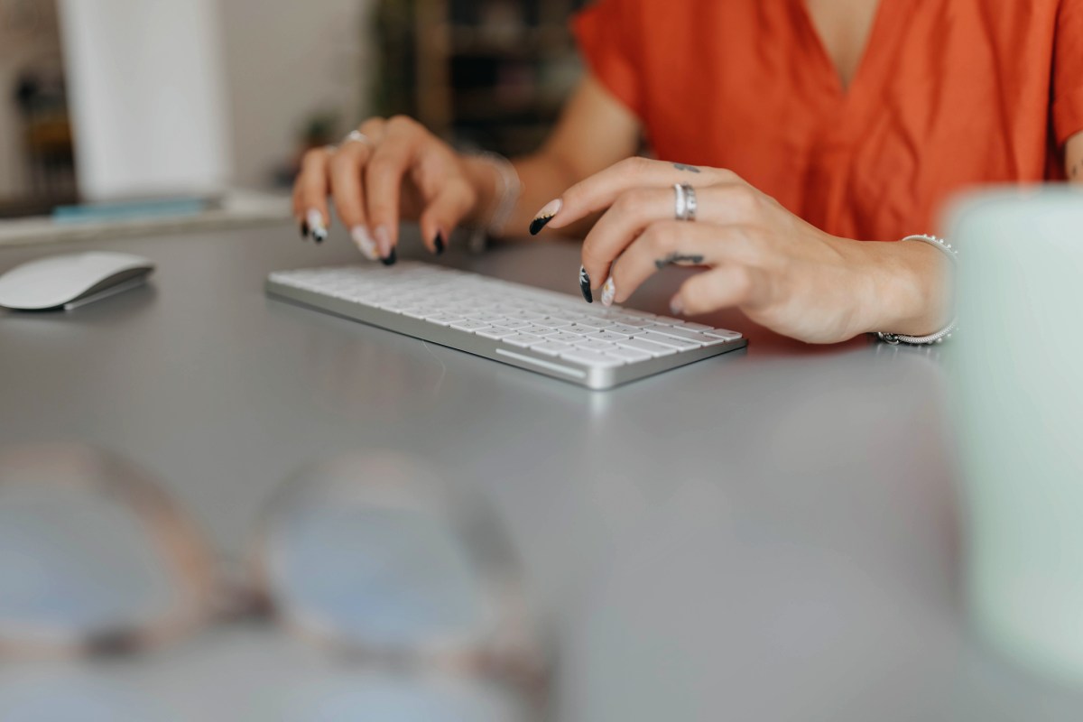 Frau Tastatur schreiben PC Arbeit