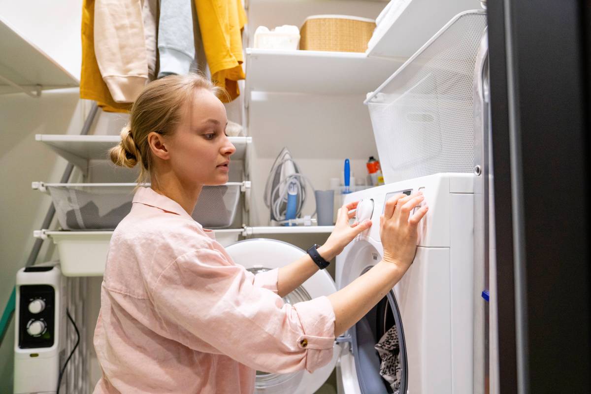 Frau WÃ¤schetrocknen Waschmaschine