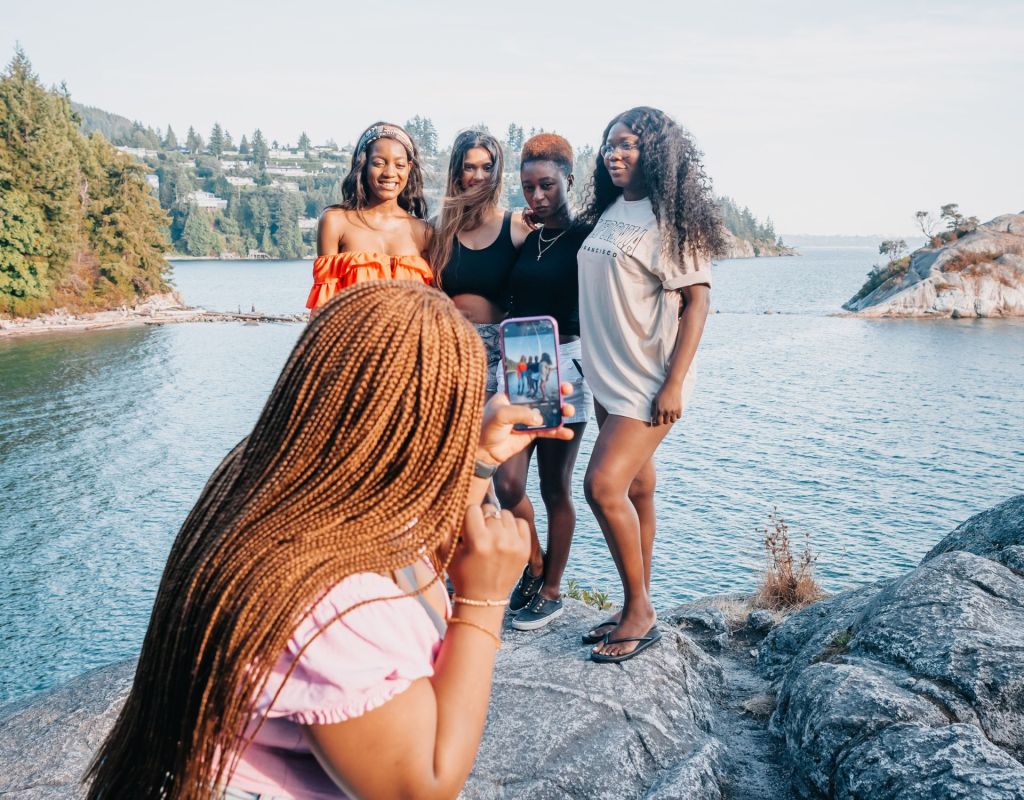 Frauen am See schießen ein Foto