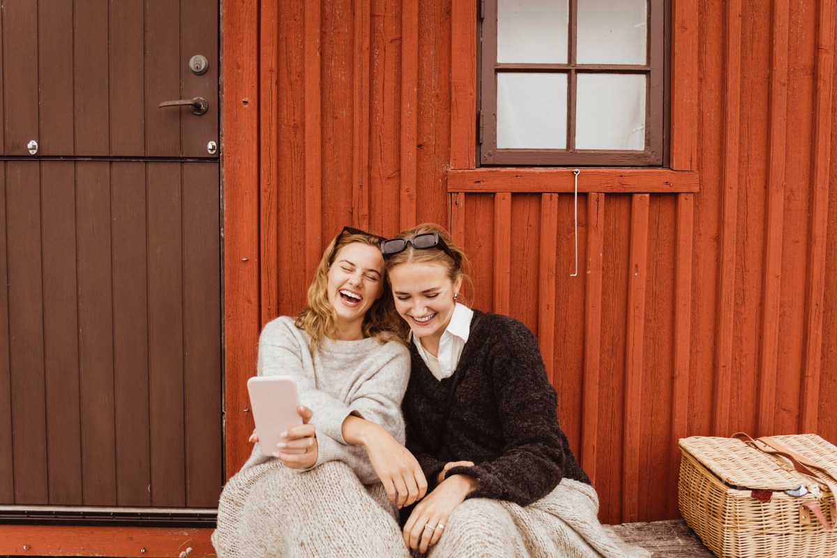 Zwei Frauen vor einem Haus