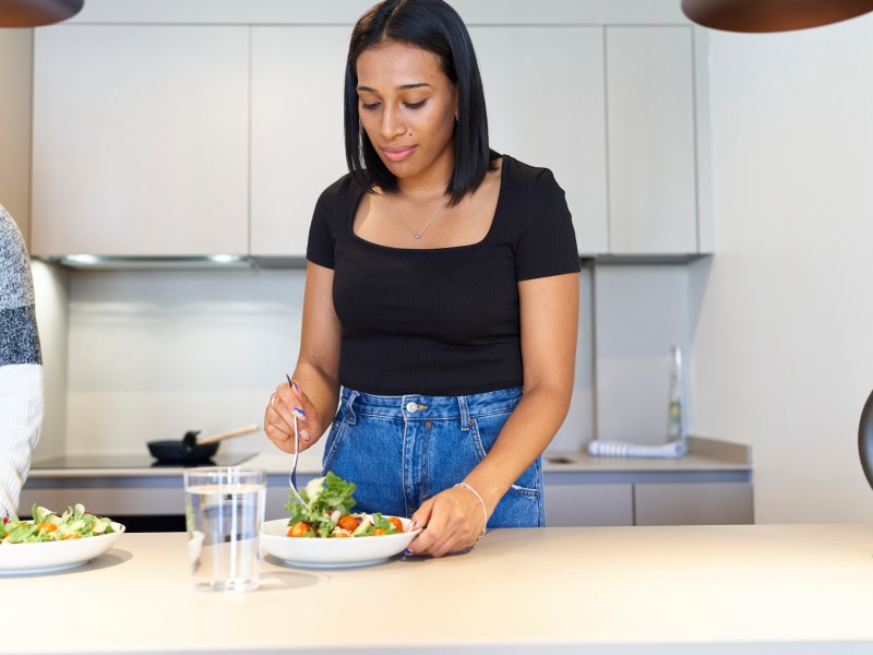 Frau Küche Salat