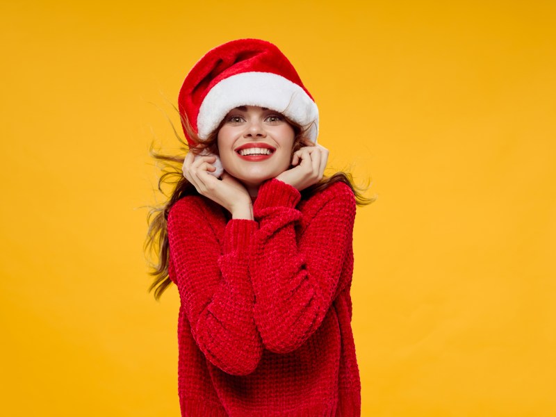 junge Frau mit Weihnachtsmütze