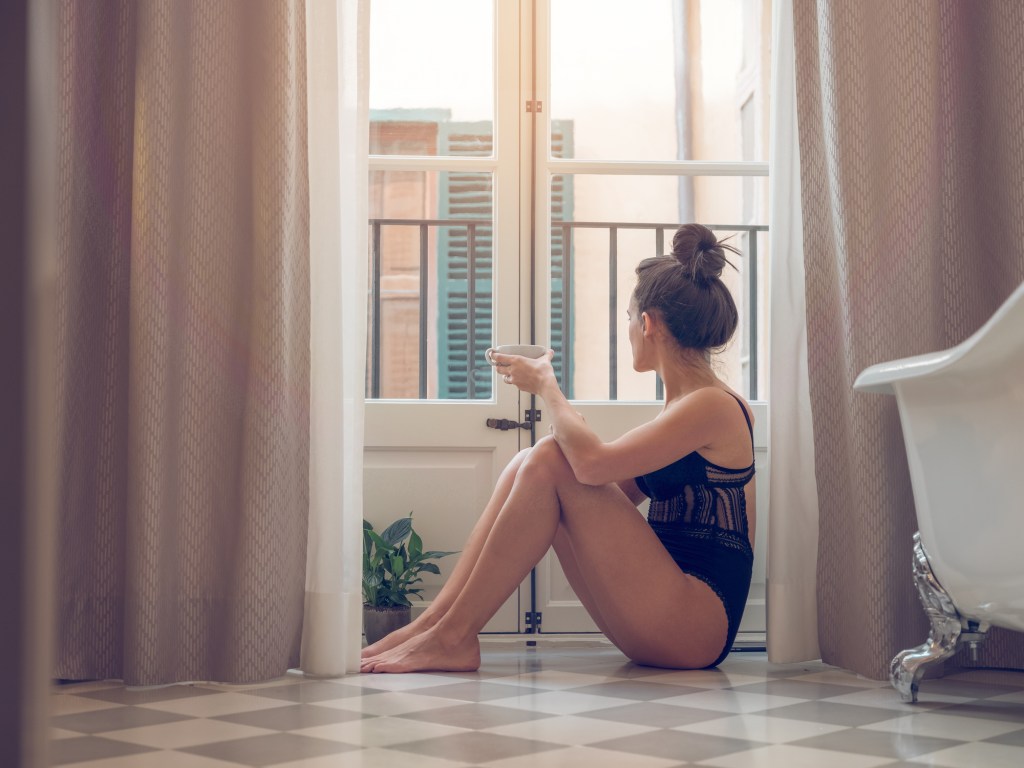 Frau Wellness Badewanne Tee