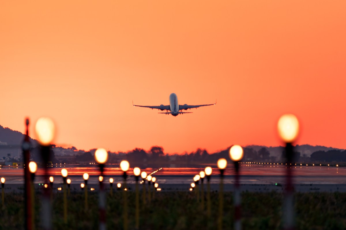 urlaub flugzeug buchen sonnenuntergang