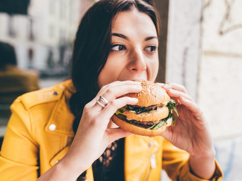 Frau Burger essen