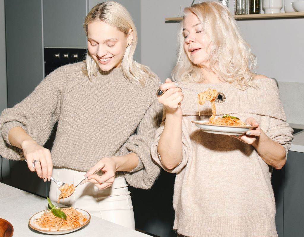 Zwei Frauen essen