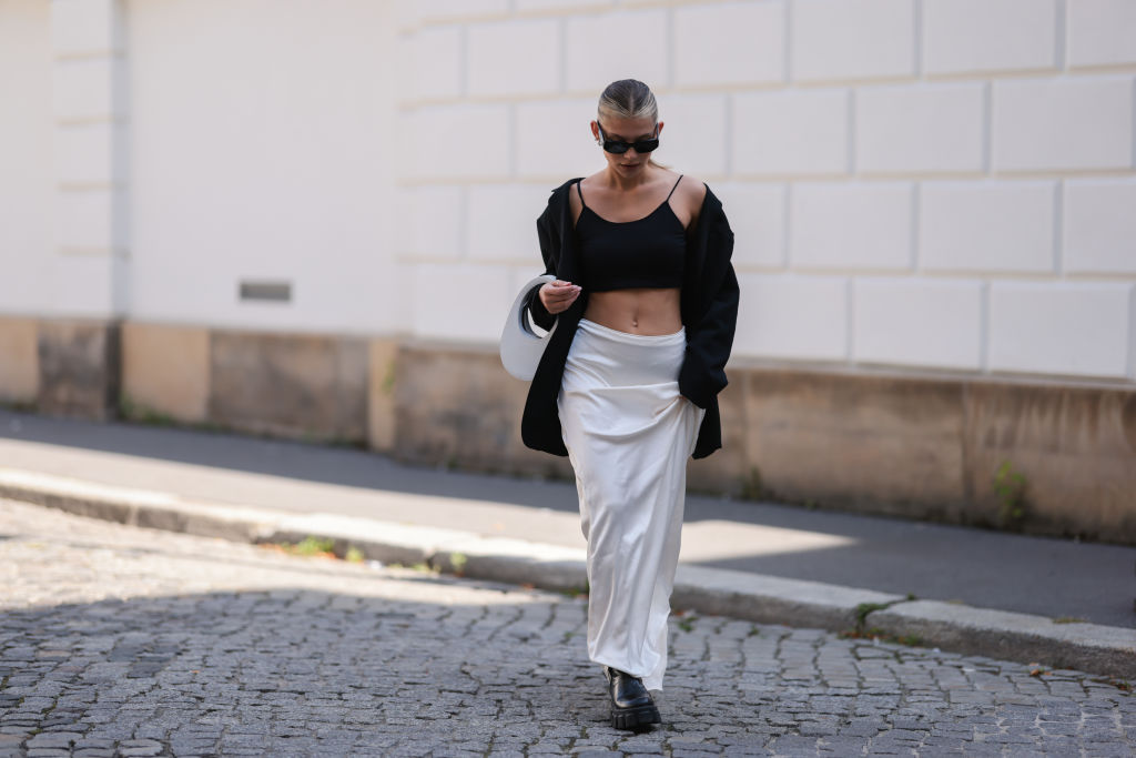 Frau mit Maxi-Rock