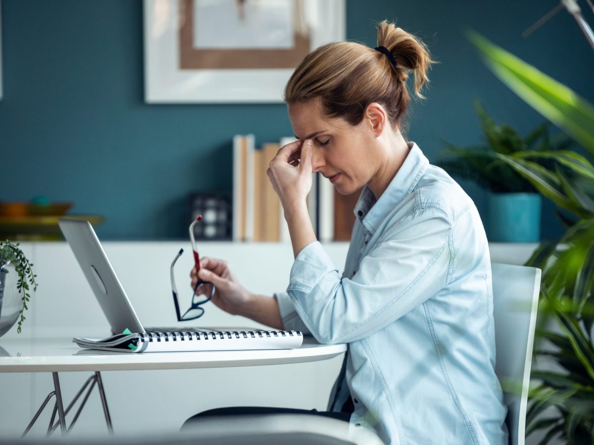 Frau BÃ¼ro Kopfschmerzen