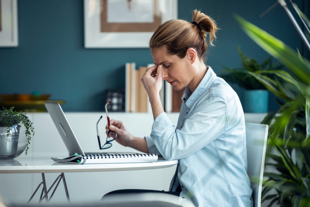 Frau Büro Kopfschmerzen