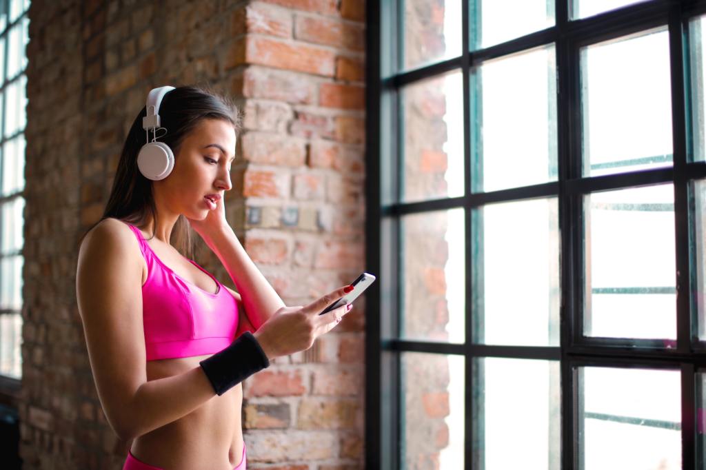 Frau mit Kopfhörern beim Workout