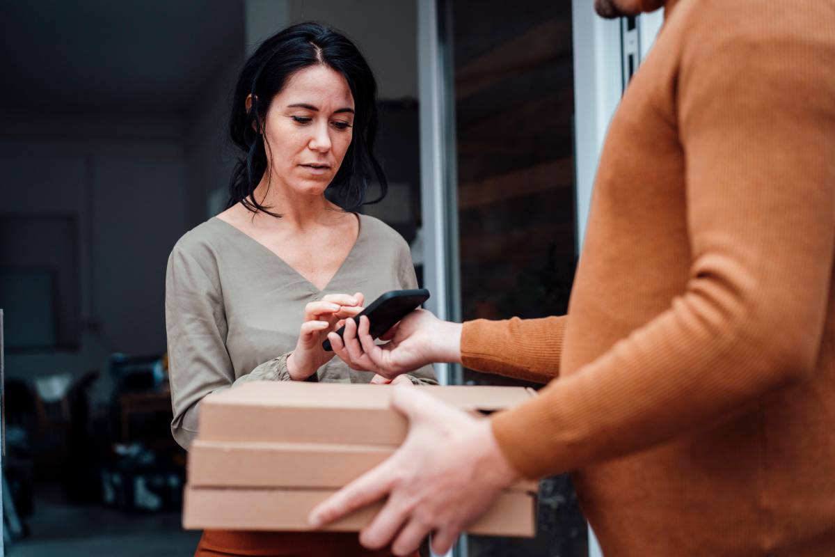 Frau Paket Nachbar