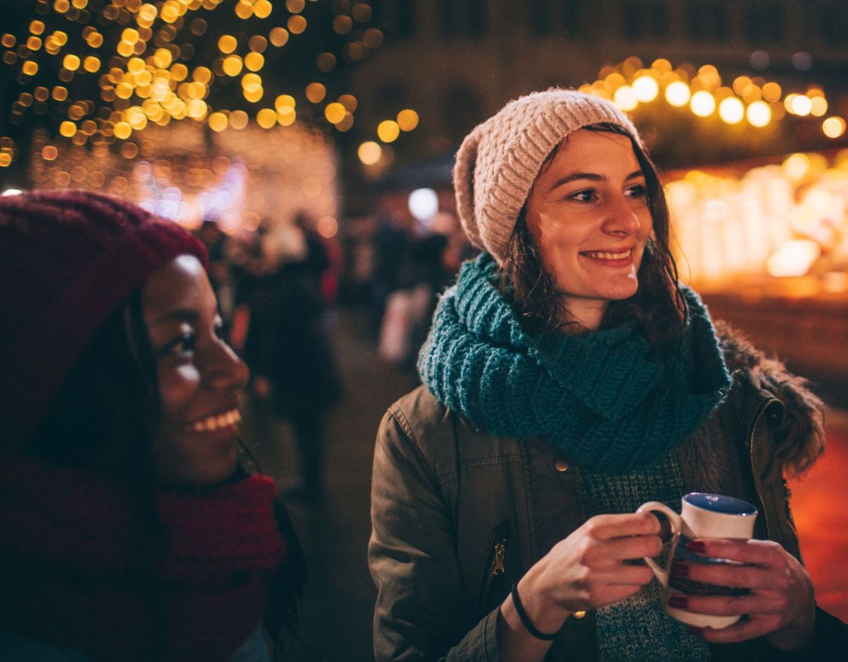 Frauen auf dem Weihnachtsmarkt