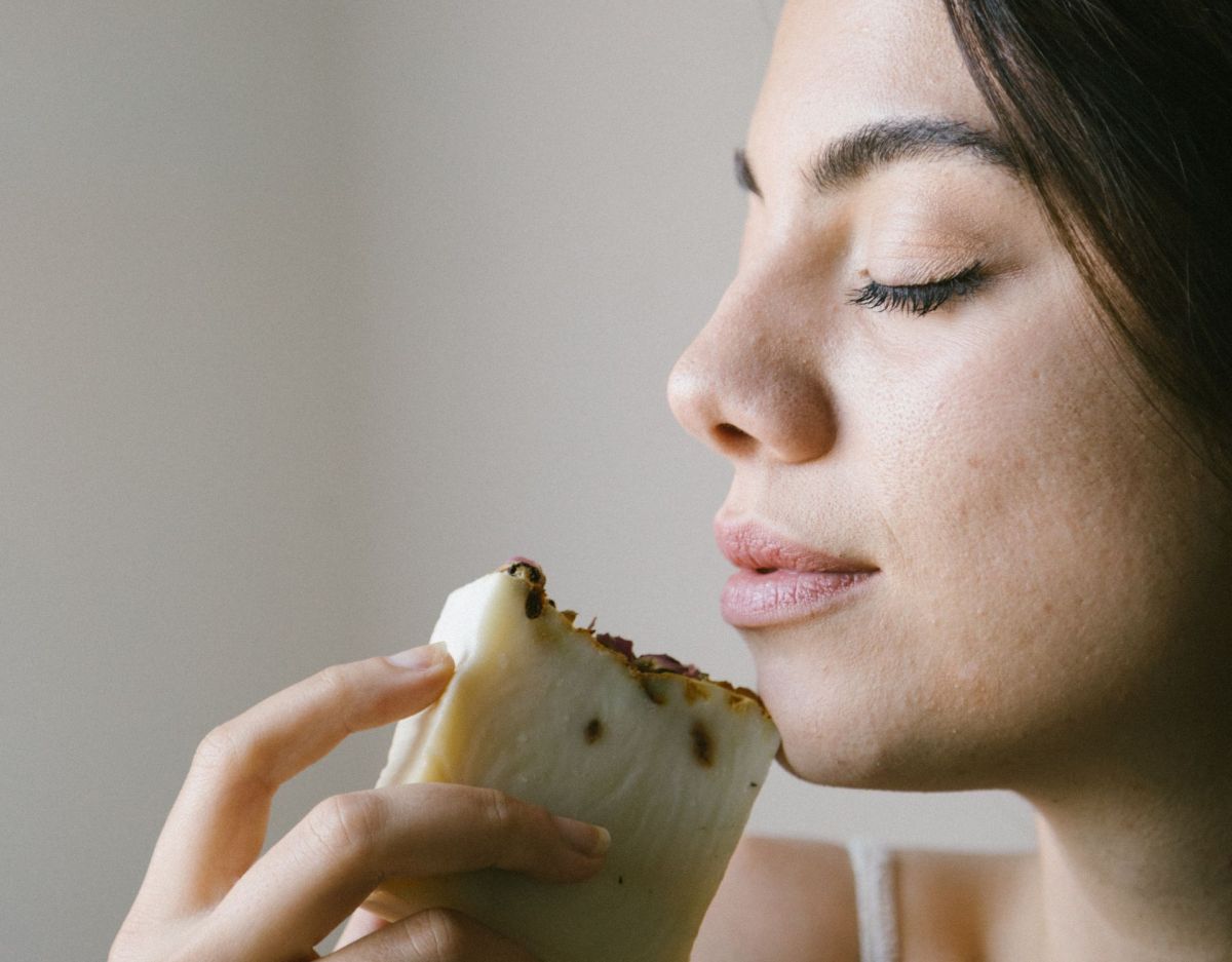 Frau mit Ziegenmilchseife in der Hand