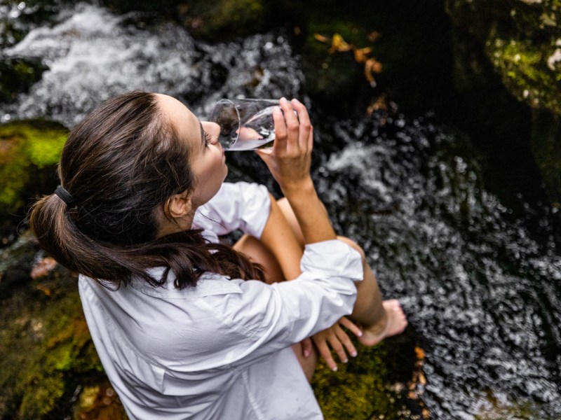 Frau Wasser trinken in der Natur