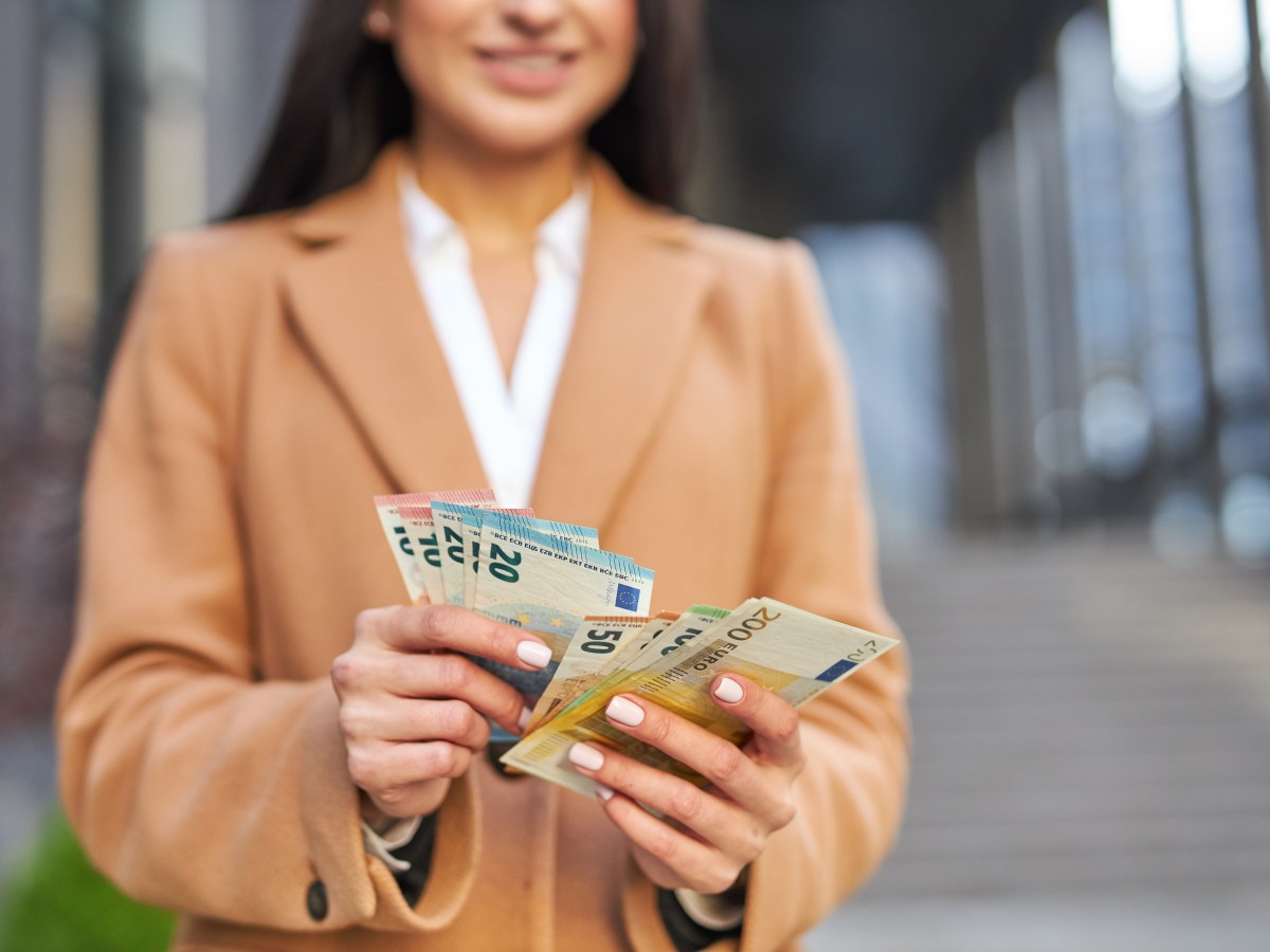 Frau hÃ¤lt Geld in der Hand