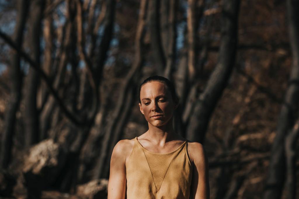 Frau allein im Wald