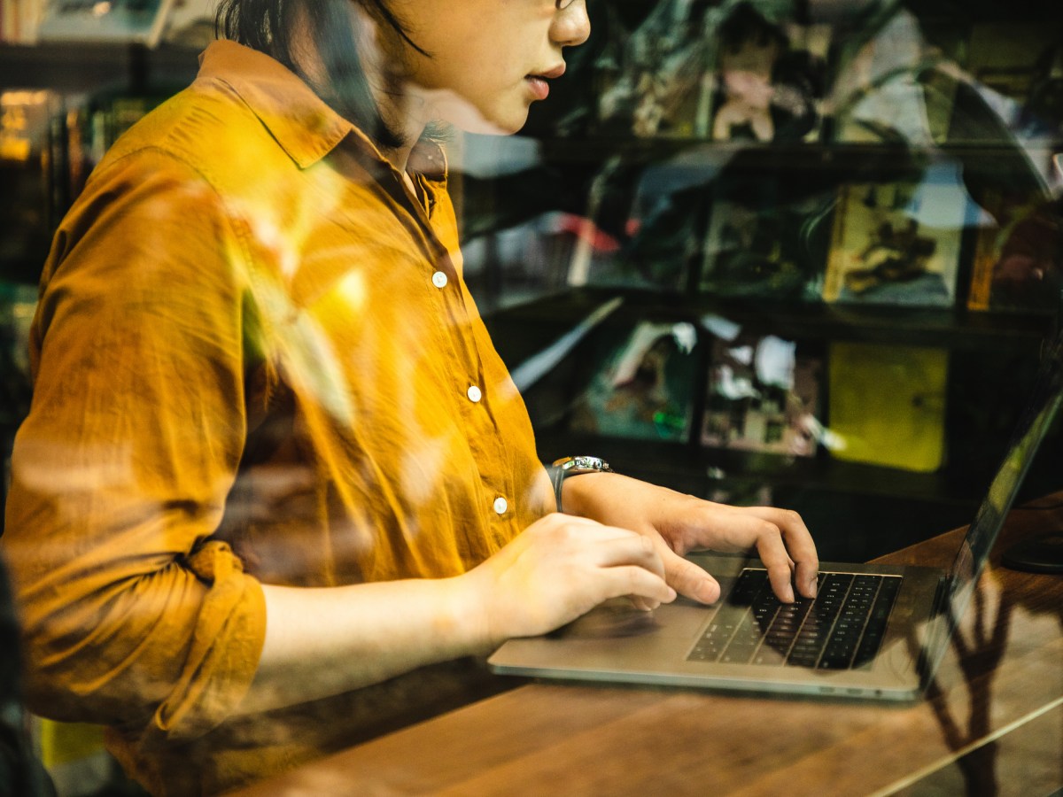 Frau sitzt am Laptop