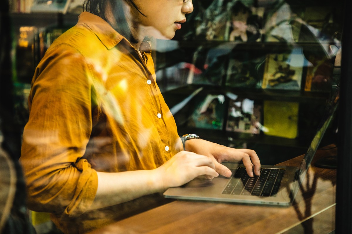 Frau sitzt am Laptop