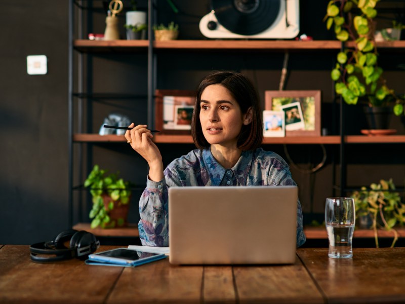 frau laptop arbeit work office