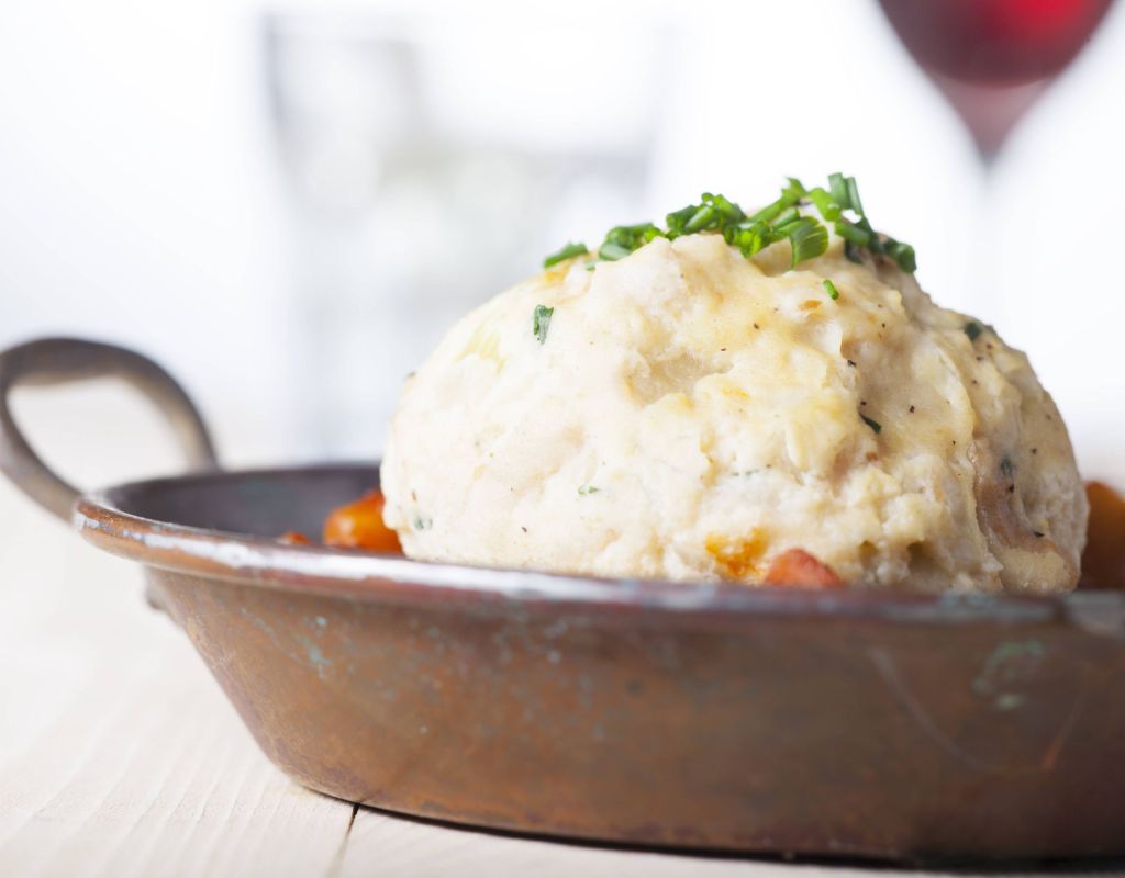 knödel mit soße essen lecker gericht teller