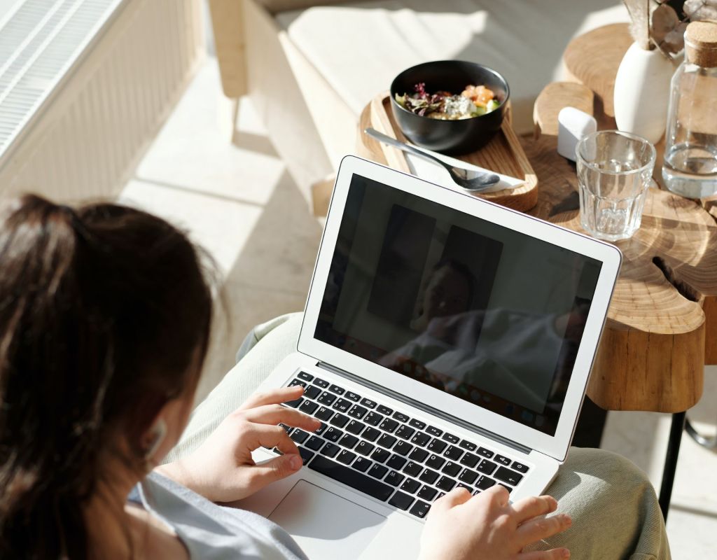 Frau mit Laptop