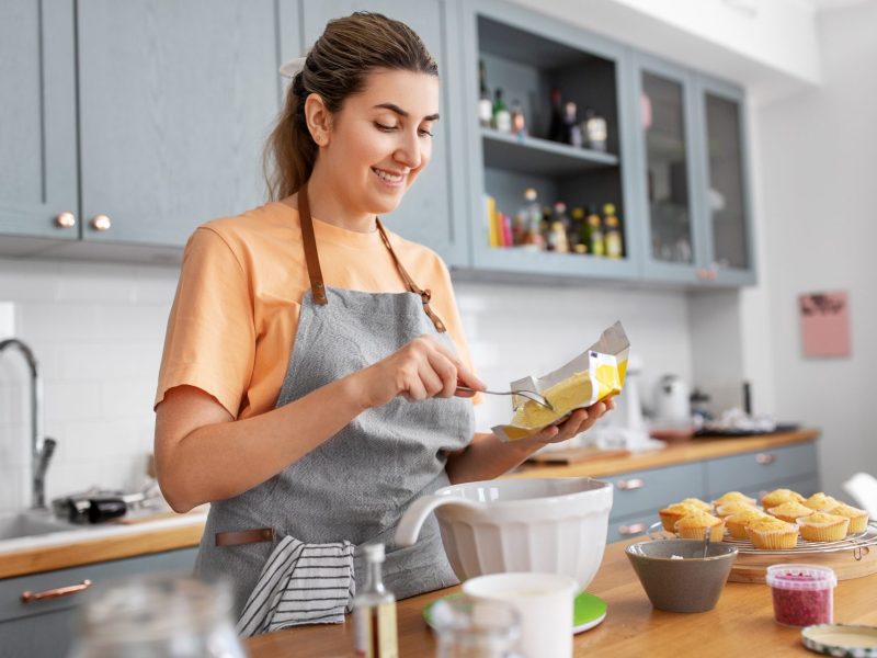 Frau backen