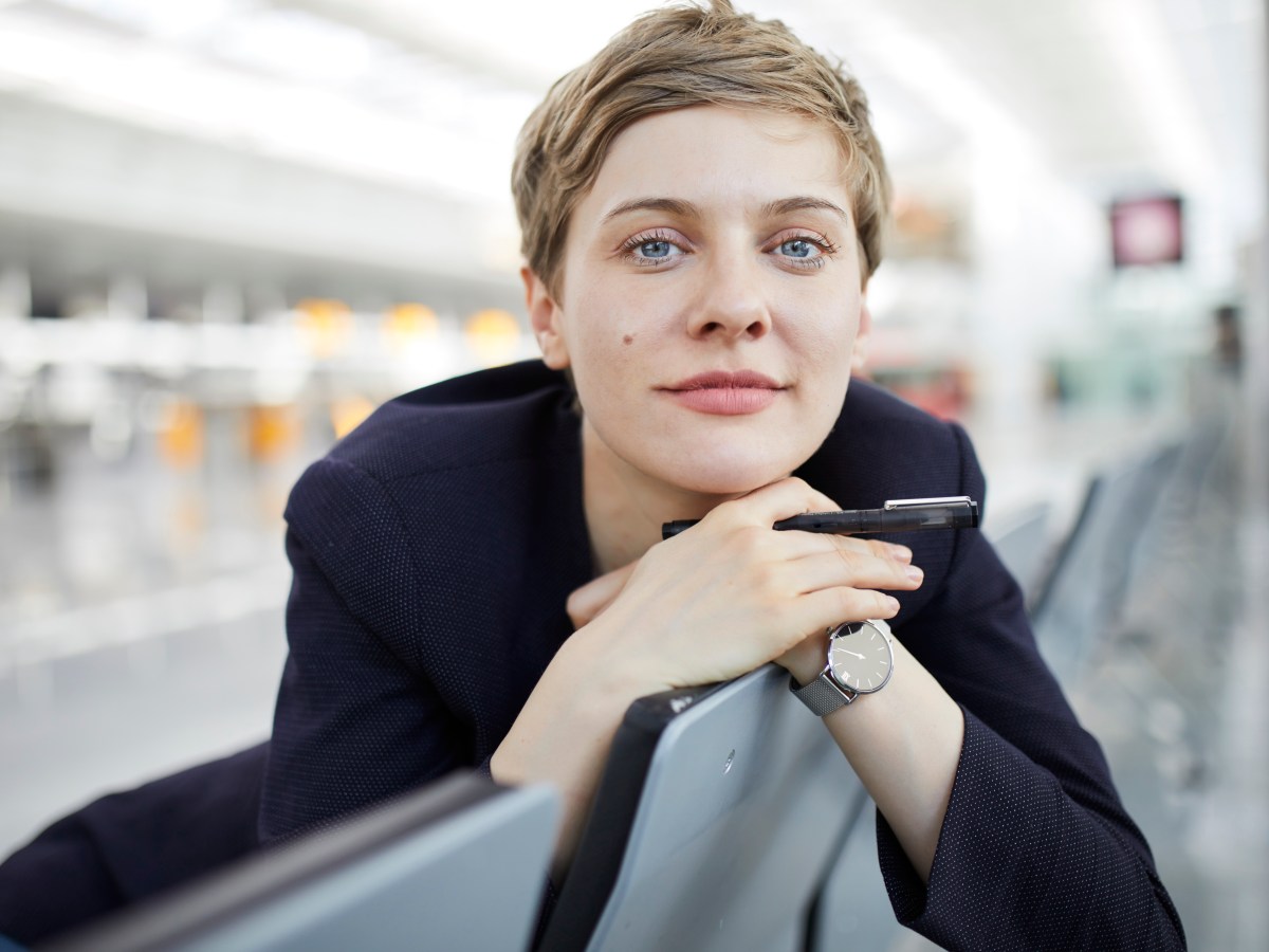 Frau schaut in die Kamera