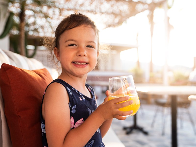 Kleines MÃ¤dchen Saft trinken