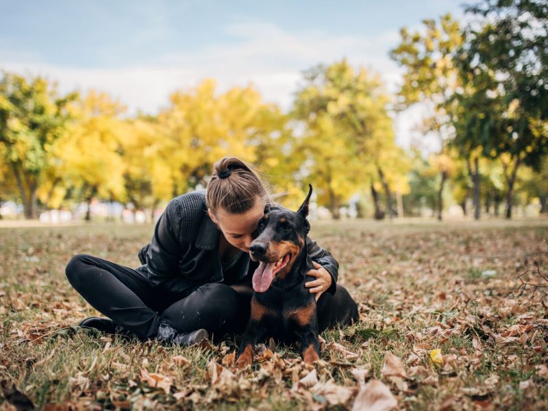 Frau mit kupiertem Dobermann