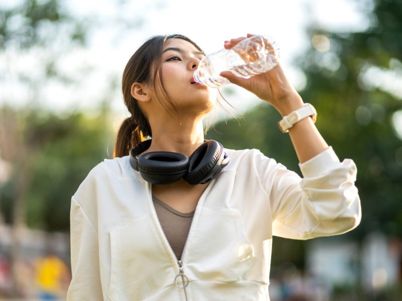 Frau Wasser trinken