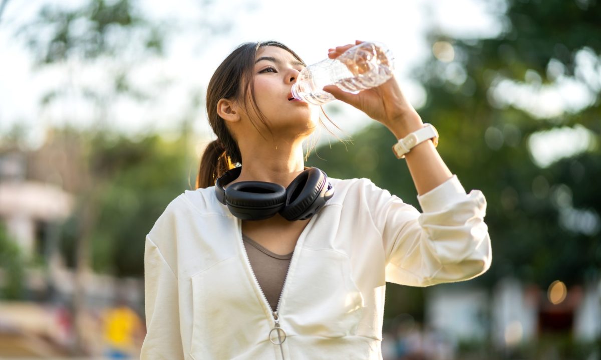 Frau Wasser trinken