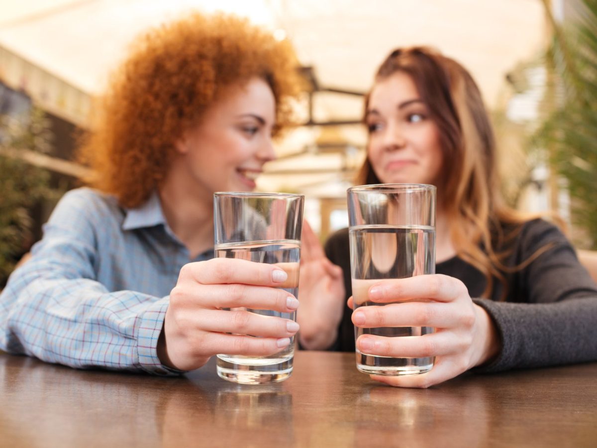 Freundinnen Wasser trinken