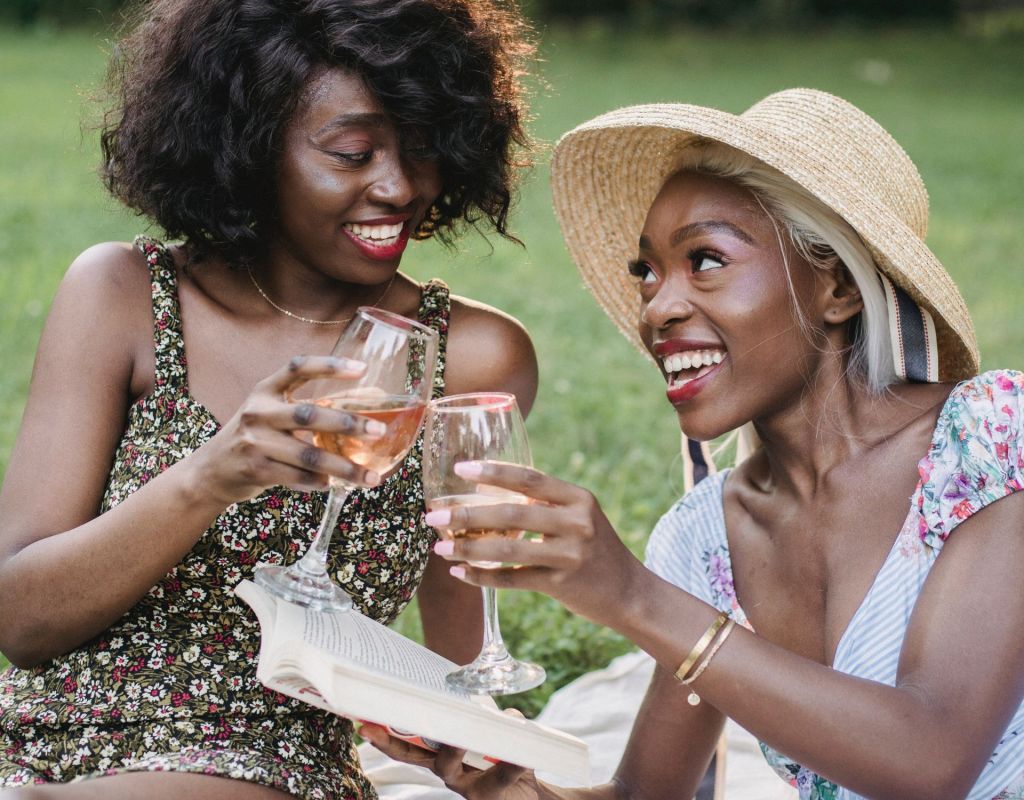 Frauen mit Wein