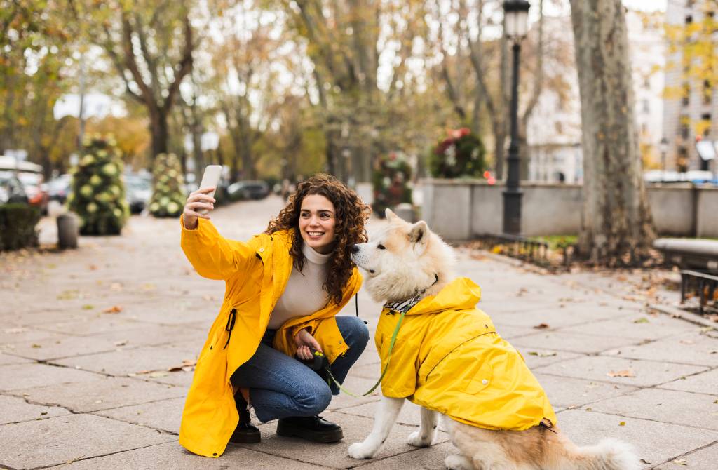 Frau macht Selfie mit Hund