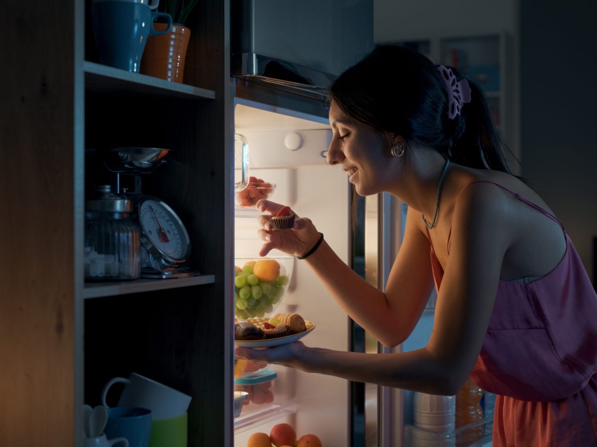 Frau nachts KÃ¼hlschrank