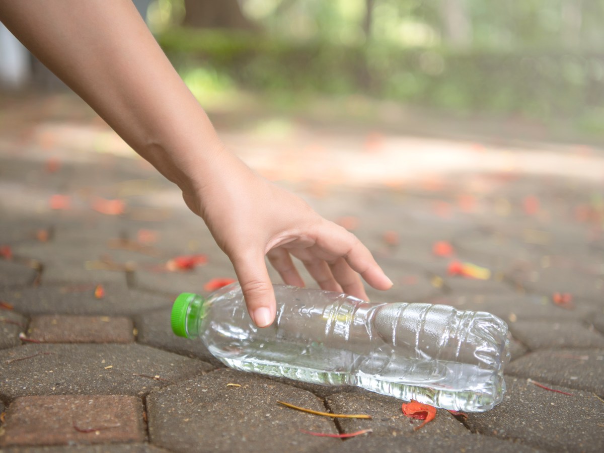 Pfandflasche wird aufgehoben.