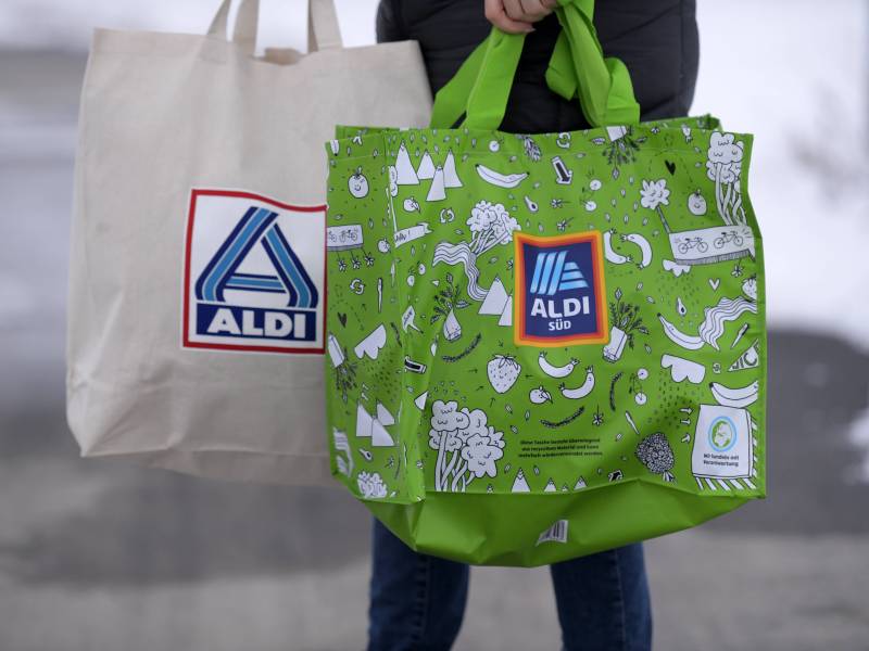 Person trägt Aldi Tüten