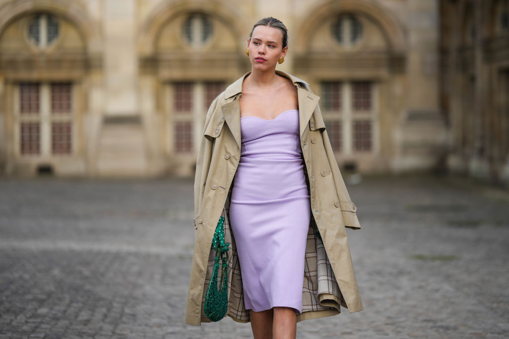 Frau mit einem Digital Lavender-Kleid