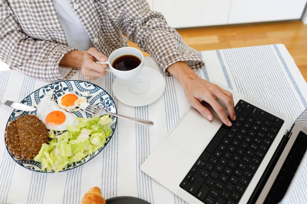 Frau Frühstück Homeoffice