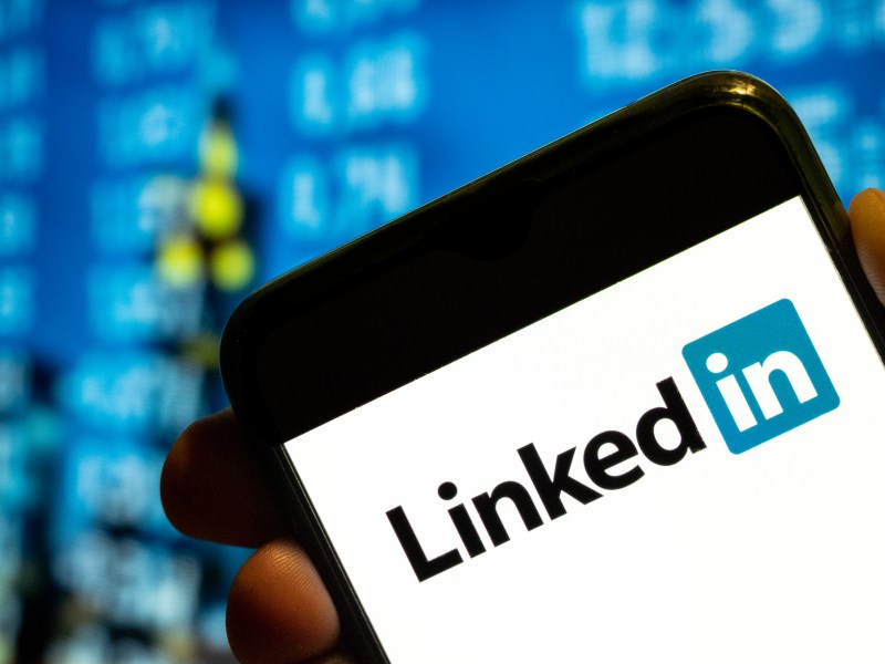 Smartphone mit dem Logo von LinkedIn