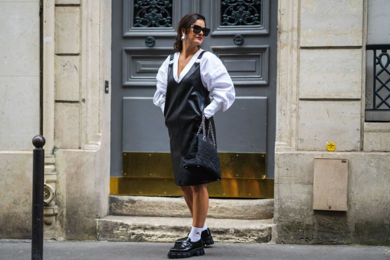 schwarzes Lederkleid mit Bluse