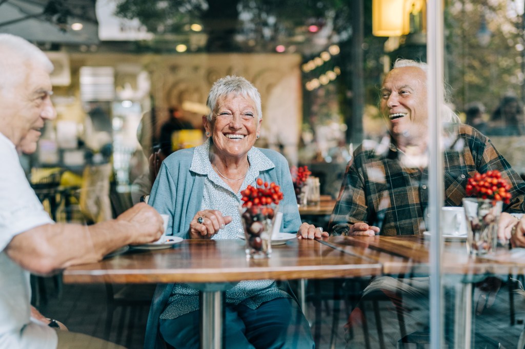 Rentner im Café