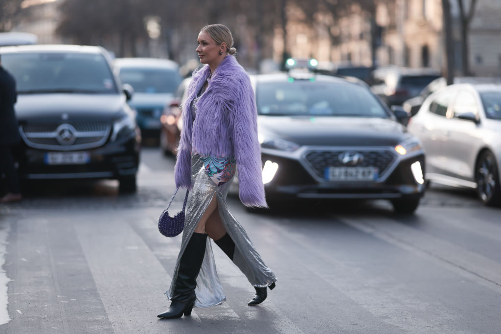 Frau mit hohen Boots und Rock mit Schlitz