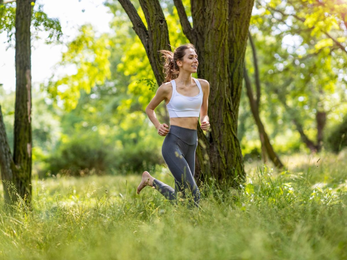 Frau barfuß joggen