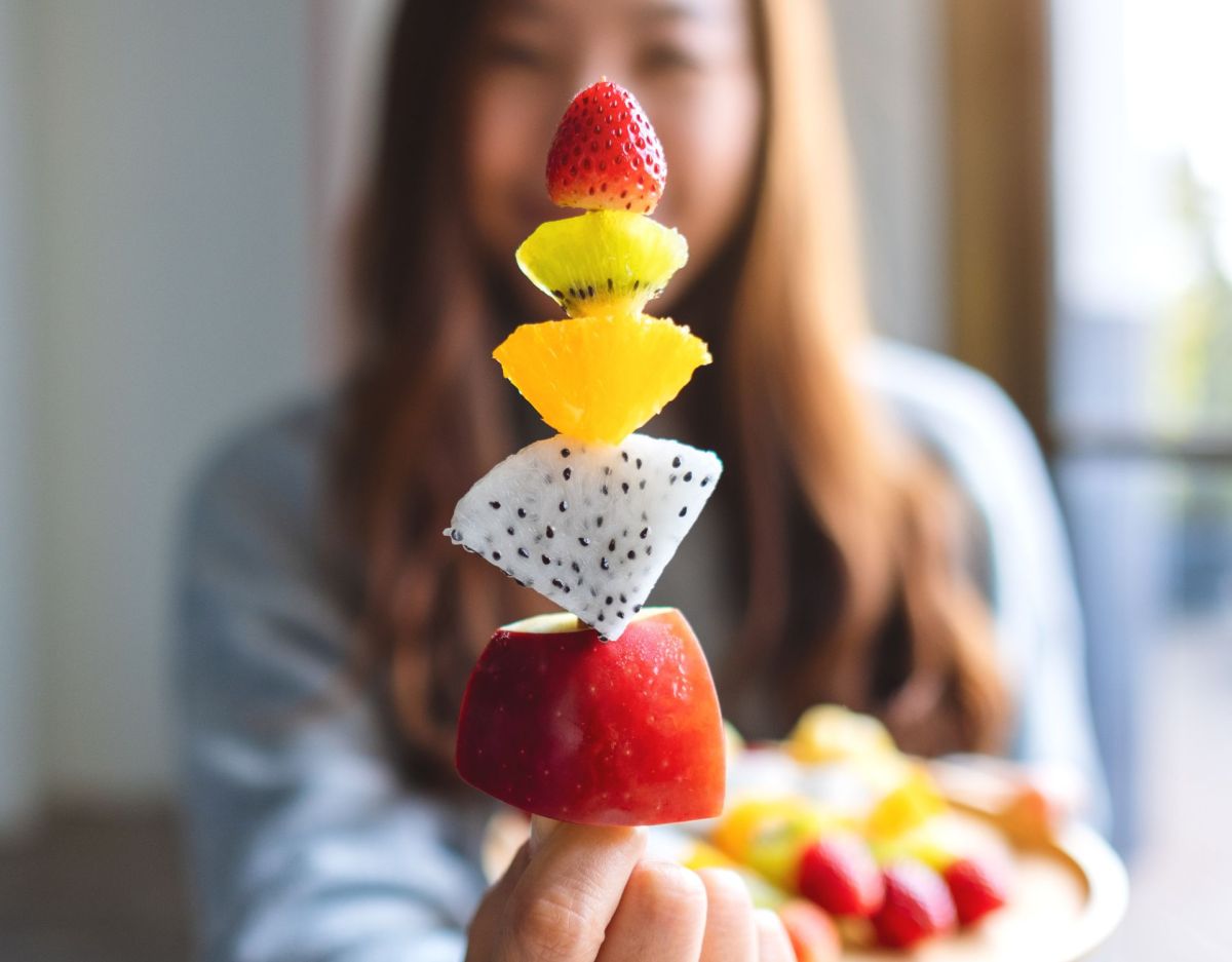 Frau mit Obst-Spieß