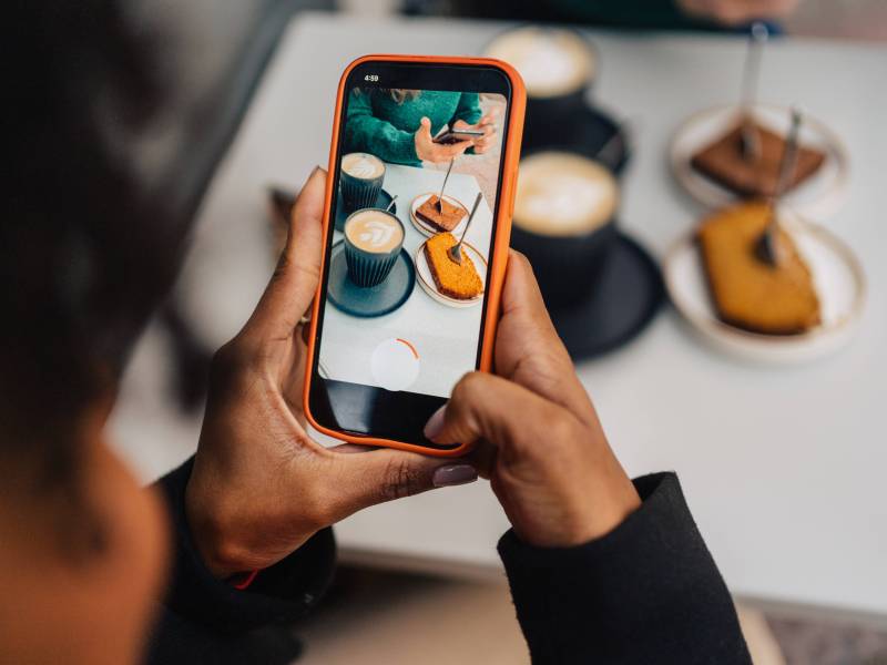 Frau fotografiert Essen