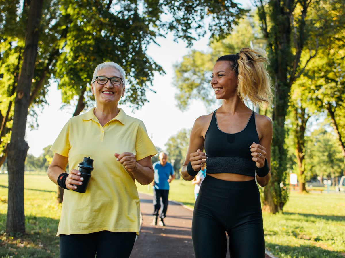 Joggen ältere und jüngere Frau