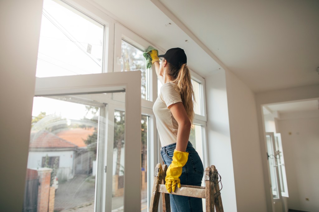 putzen frau fenster reinigen