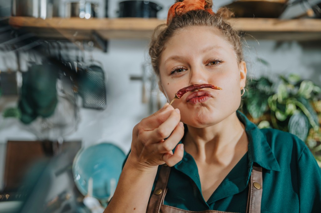 Frau mit Chili